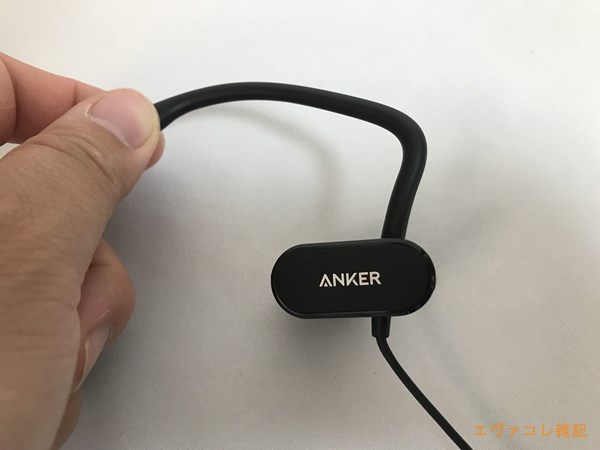 Anker SoundBuds Curveの耳掛け部分。非常に柔らかく、かなり曲がる